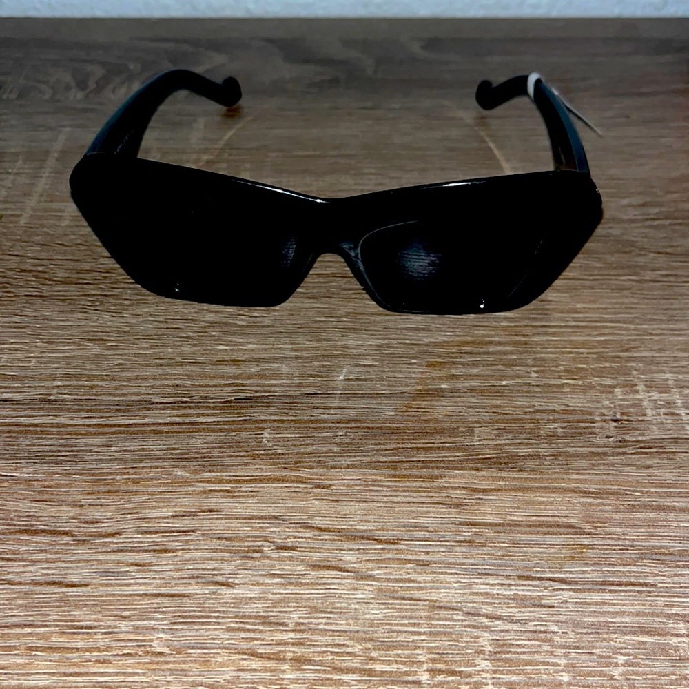 Black cat eyes
